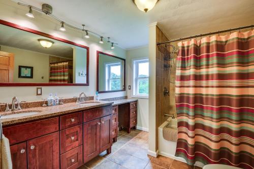 Ένα μπάνιο στο Spacious Lowville Retreat on 4 Private Acres!