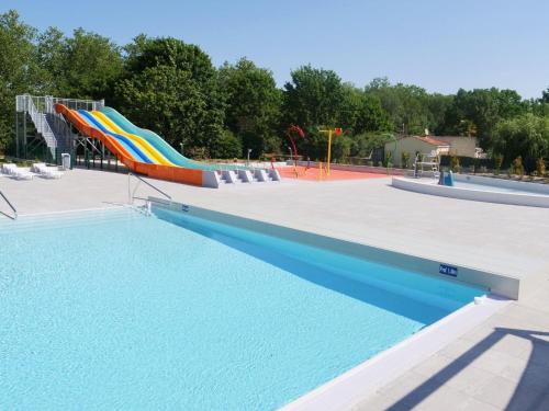 - une piscine avec toboggan sur l'aire de jeux dans l'établissement La Berlandière un petit coin de paradis, à Taillant