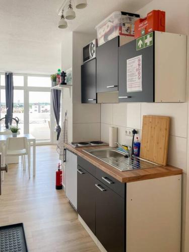 eine Küche mit einer Spüle und einer Arbeitsplatte in der Unterkunft Cosy flat with stunning view in Offenbach