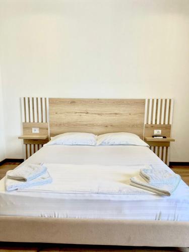 Katil atau katil-katil dalam bilik di Apartaments Rraku