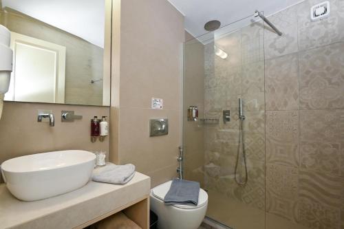 a bathroom with a sink and a shower and a toilet at Palio Damnoni House in Damnoni