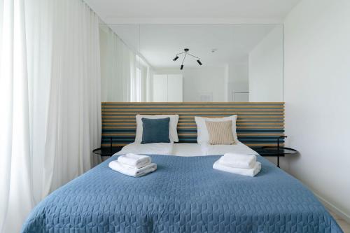 Ένα ή περισσότερα κρεβάτια σε δωμάτιο στο Symphony Modern Tower Apartamenty