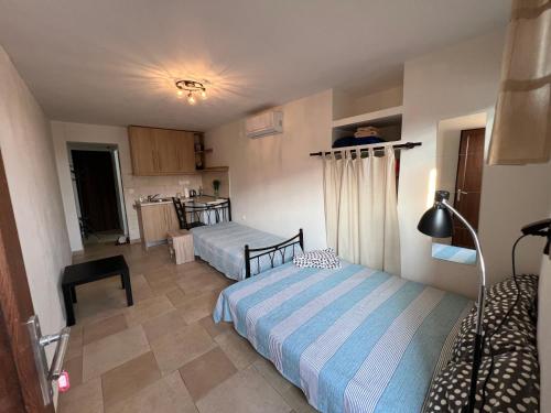 sypialnia z 2 łóżkami i kuchnią w obiekcie AM Beach House w mieście Nea Moudania