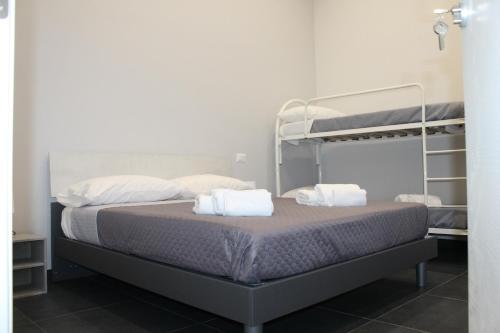 um quarto com um beliche e 2 almofadas brancas em Civico Sedici em Nápoles