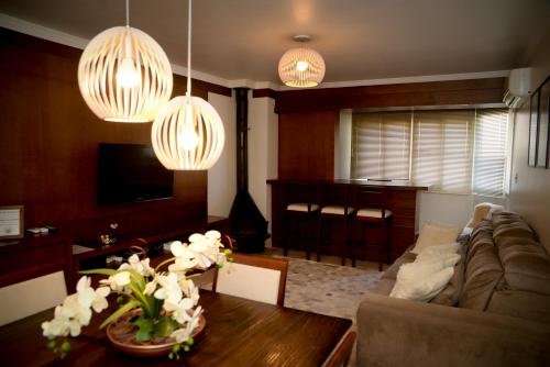 ein Wohnzimmer mit Sofa und Tisch in der Unterkunft Micasa Di Canela in Canela