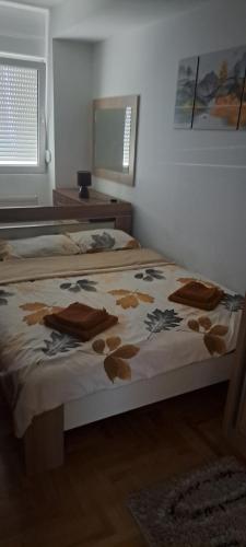 Un dormitorio con una cama con una manta. en Apartman Vranje en Vranje