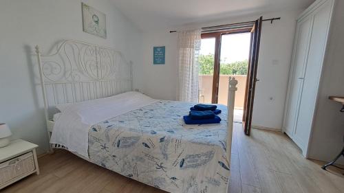 ein Schlafzimmer mit einem Bett mit einer blauen Tasche darauf in der Unterkunft Apartment Lucia in Marčana