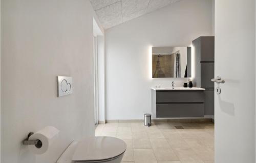 Koupelna v ubytování Nice Home In Tarm With Wifi