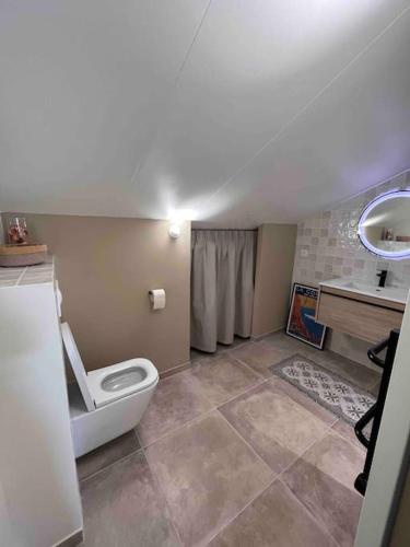 une salle de bain avec des toilettes blanches et un lavabo dans l'établissement Casa Mariuccia au coeur du village ALGAJOLA, à Algajola