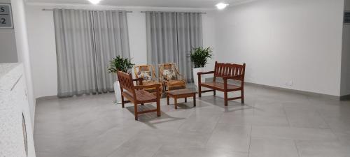 uma sala de jantar com quatro cadeiras e uma mesa em Jaguaré Hotel em São Paulo