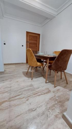 Χώρος καθιστικού στο Appartement avec piscines, vue sur mer et accès à la plage à Achakar Hill, Tanger.