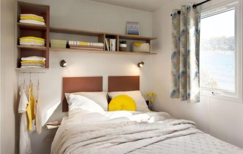 - une chambre avec un grand lit et une fenêtre dans l'établissement Elperhof Lodge 1, à Schoonloo