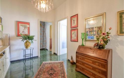 ein Wohnzimmer mit einer Kommode und einem Kronleuchter in der Unterkunft Gorgeous Apartment In Arenzano With Kitchen in Arenzano