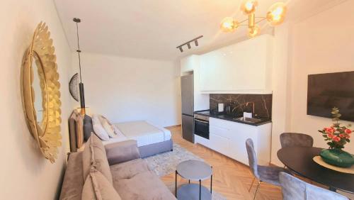 Luxury apartments in DOWNTOWN of Pereaにあるテレビまたはエンターテインメントセンター