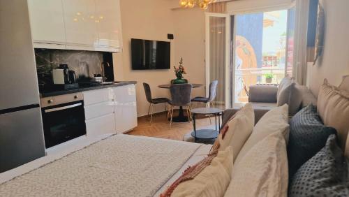 Luxury apartments in DOWNTOWN of Pereaにあるキッチンまたは簡易キッチン