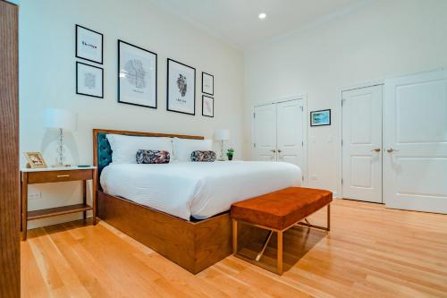 um quarto com uma cama grande e uma mesa em The Guesthouse Hotel em Chicago