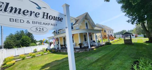 un cartel para un bed and breakfast frente a una casa en Elmere House Bed & Breakfast, en Wells