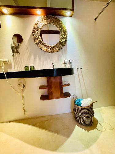 Bilik mandi di Leeloo Boutique Hotel