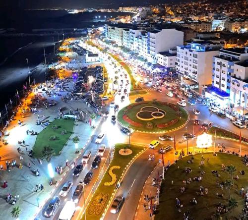 una vista aerea di una città di notte di Appartement F3 en location d'été a Fnidek