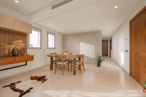 una sala da pranzo con tavolo e sedie di anfa Louise a Casablanca