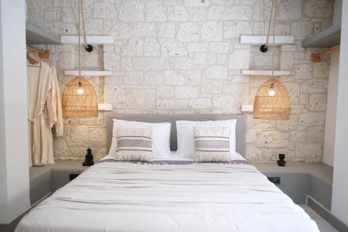 1 dormitorio con 1 cama blanca grande y 2 almohadas en Derin Alacati, en Alacati