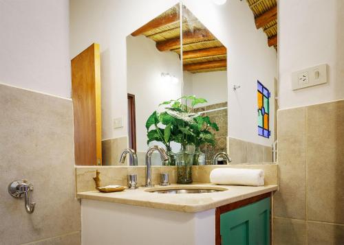 een badkamer met een wastafel en een spiegel bij Nido de cóndores in Purmamarca