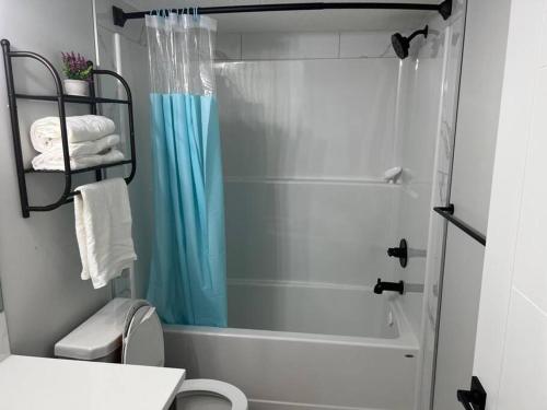 e bagno con doccia, servizi igienici e lavandino. di 2-bedroom basement apartment a Calgary