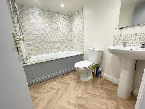 布里斯托的住宿－Lovely City Centre Room，浴室配有卫生间、盥洗盆和浴缸。