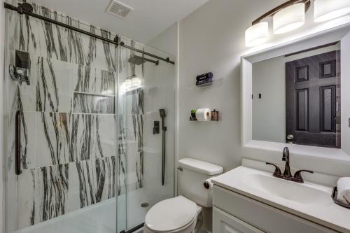 een badkamer met een douche, een toilet en een wastafel bij Modern Richmond Home with Deck, Close to Downtown! in Richmond
