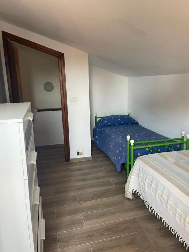 1 dormitorio con 1 cama azul y suelo de madera en Casa Marina, en Palo