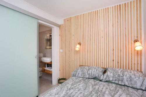 - une chambre avec un lit et une salle de bains dans l'établissement Mati, à Ripenda Kras