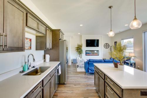 O bucătărie sau chicinetă la Updated Garden City Retreat Less Than 1 Mi to Bear Lake!