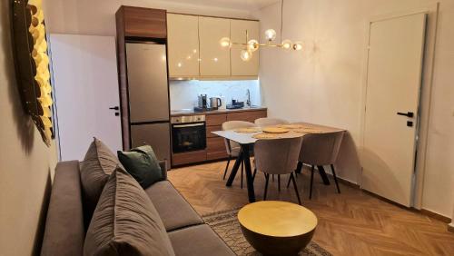 ペライアにあるLuxury apartments in DOWNTOWN of Pereaのソファとテーブルとキッチンのあるリビングルーム