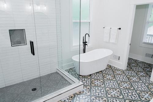 Bilik mandi di Beautiful Home Located In Norcross