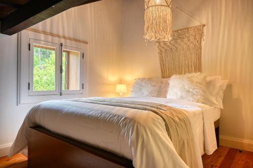 Tempat tidur dalam kamar di Chalet da Nogueira, a Home in Madeira