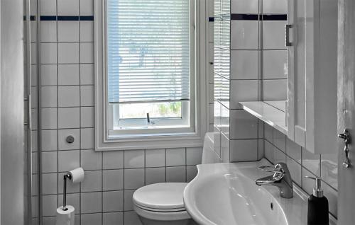La salle de bains est pourvue de toilettes, d'un lavabo et d'une fenêtre. dans l'établissement 2 Bedroom Amazing Apartment In Rjukan, à Rjukan