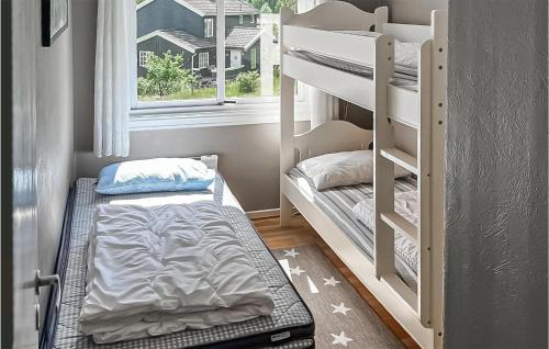 Cette petite chambre comprend des lits superposés et une fenêtre. dans l'établissement 2 Bedroom Amazing Apartment In Rjukan, à Rjukan