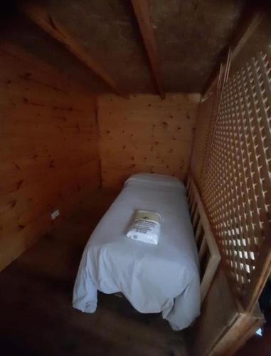 聖馬丁德洛斯安第斯的住宿－Rancho express，小屋内的小房间,配有一张床