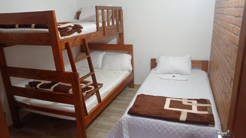 Habitación pequeña con 2 literas y 1 cama en Villa Almafe, en Villa de Leyva