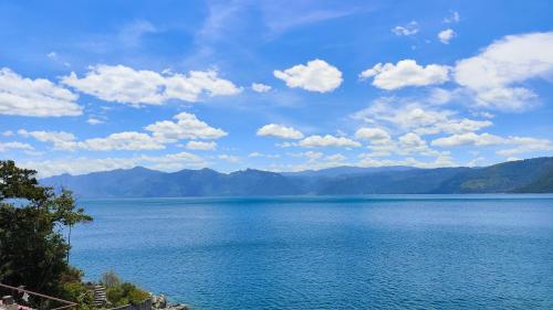a view of a large body of water with mountains at Hotel Restaurante La Villa de los Dioses in San Antonio Palopó