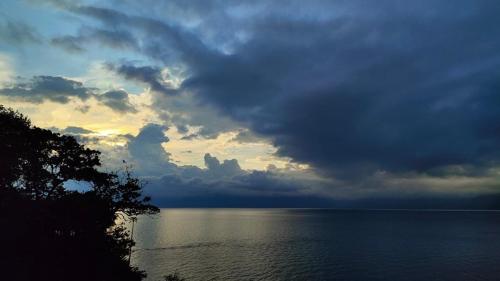 a cloudy sky over a body of water at Hotel Restaurante La Villa de los Dioses in San Antonio Palopó