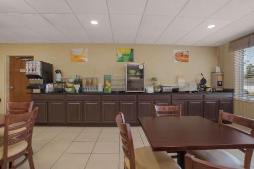 een restaurant met een bar en een tafel en stoelen bij Quality Inn & Suites Chambersburg Northeast in Chambersburg