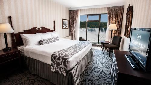 um quarto de hotel com uma cama e uma televisão de ecrã plano em Crowne Plaza Hotel-Niagara Falls/Falls View, an IHG Hotel em Cataratas do Niágara