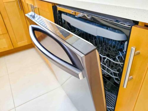 a dishwasher with its door open in a kitchen at Villa Paradiso in Richmond