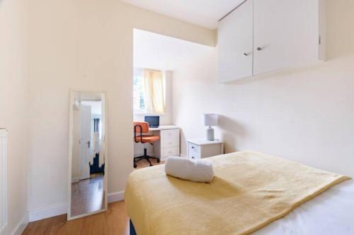 Katil atau katil-katil dalam bilik di Overbury Lodge, Birmingham with FREE Parking