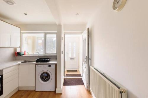 Dapur atau dapur kecil di Overbury Lodge, Birmingham with FREE Parking