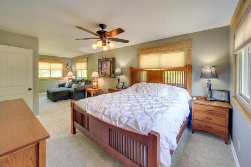 1 dormitorio con 1 cama y sala de estar en Champion Vacation Rental with Fire Pit!, 