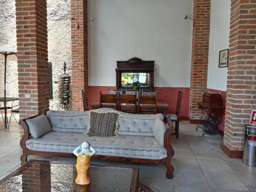 Hotel Boutique Casabella في كواتيبيك: غرفة معيشة مع أريكة وطاولة