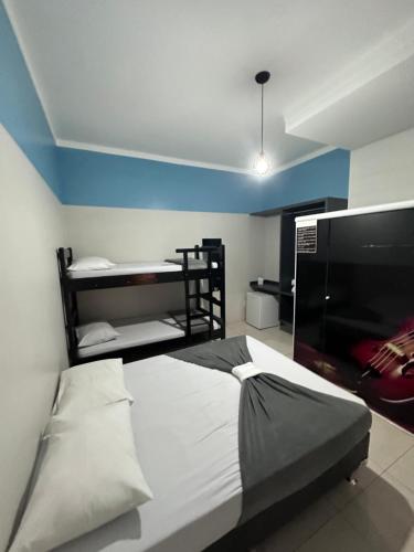 1 Schlafzimmer mit 2 Etagenbetten in einem Zimmer in der Unterkunft Pousada Vitória Régia Olímpia in Olímpia