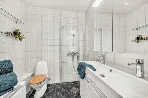 een witte badkamer met een bad en een toilet bij Leilighet i sentrum av Trondheim - Leies ut under AQUA NOR 2023 UTSTILLINGEN in Trondheim